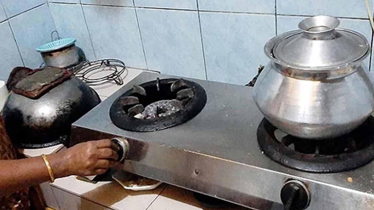 ১৩০০ টাকার গ্যাস ২৫০০! সিলিন্ডার উধাও, রান্নার চুলা থেকে স্টেশন—সবখানেই হাহাকার!