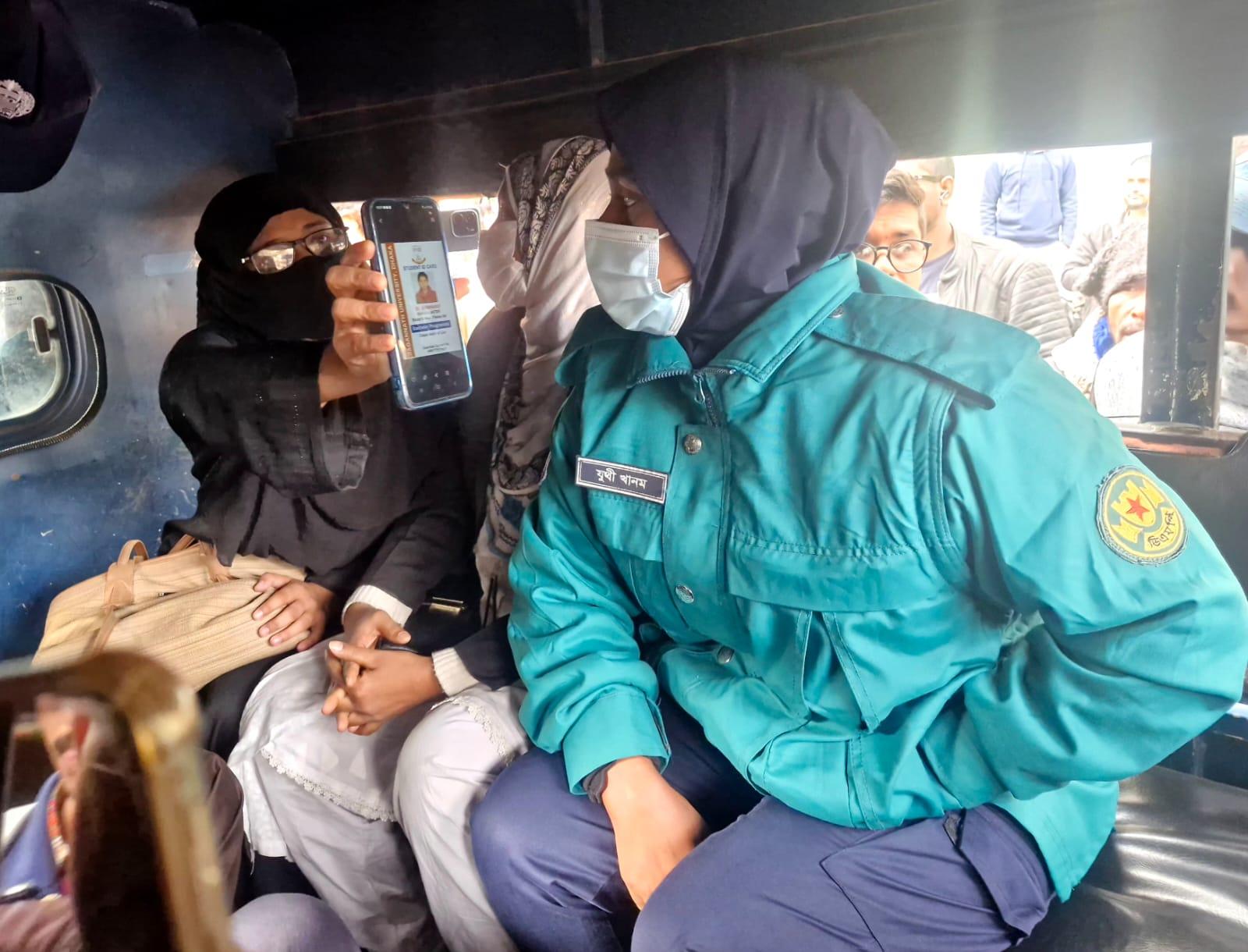 হিজাব খুলতে বাধ্য করার অভিযোগ: জকসু ভিপি প্রার্থীর স্ত্রীকে পুলিশের হাতে তুলে দিল ছাত্রদল!
