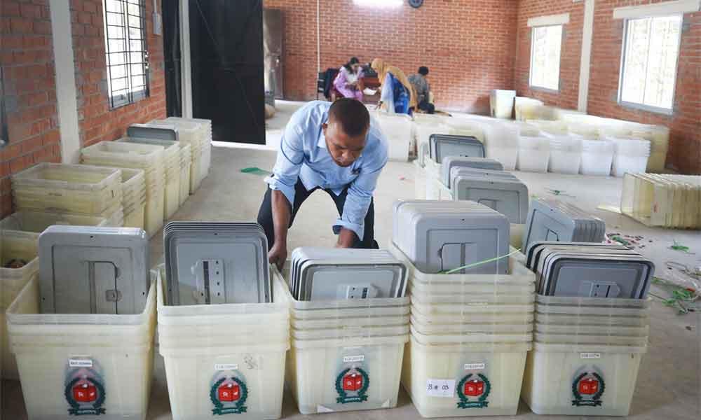 ত্রয়োদশ জাতীয় নির্বাচনে কেন্দ্রে পৌঁছাচ্ছে ব্যালট
