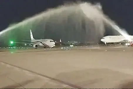 ১৪ বছর পর পাকিস্তানের আকাশে লাল-সবুজ: করাচিতে ‘ওয়াটার ক্যানন স্যালুটে’ বরণ করা হলো বাংলাদেশ বিমানের ফ্লাইট