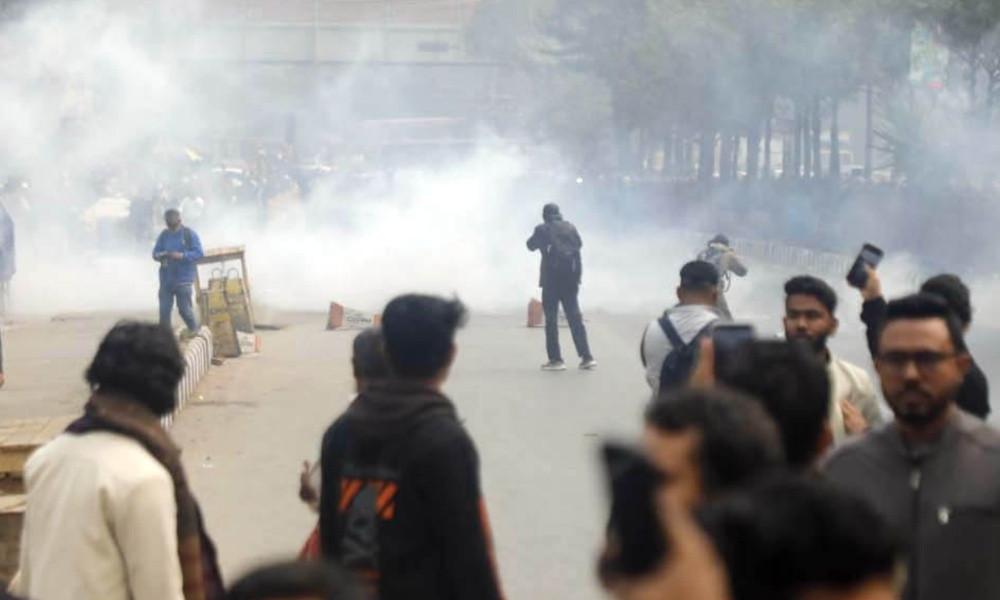 সেনা-পুলিশের অ্যাকশন: কারওয়ান বাজারে আটক বহু, সারা দেশে মোবাইল মার্কেট বন্ধের ডাক?