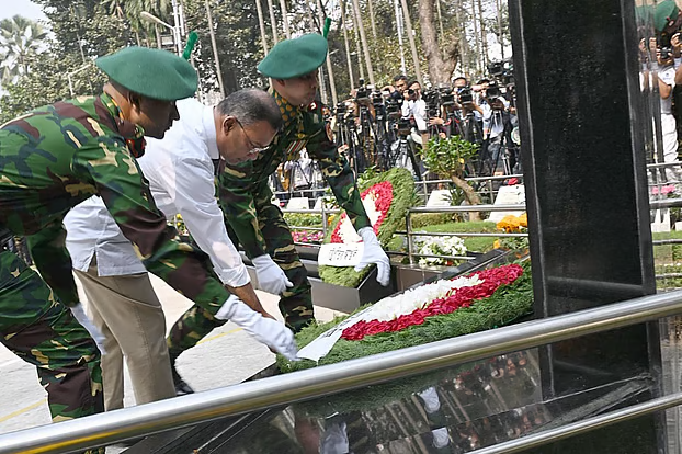 পিলখানা ট্র্যাজেডি: বনানীতে রাষ্ট্রপতি ও প্রধানমন্ত্রীর গভীর শ্রদ্ধা