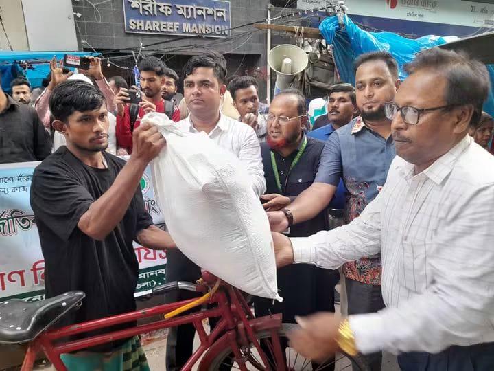 মতিঝিলে অসহায় মানুষের মাঝে নিত্যপ্রয়োজনীয় খাদ্যসামগ্রী বিতরণ