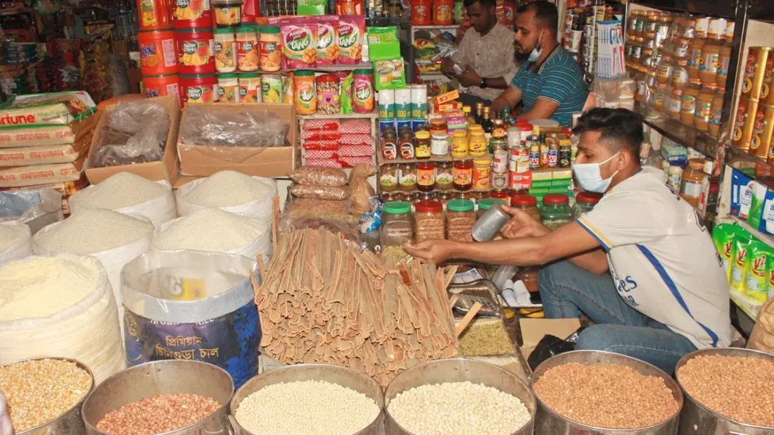 রোজার আগেই উত্তপ্ত বাজার: বন্দরে ভাসছে ৪৫ লাখ টন পণ্য, তবু বাড়ছে ছোলা-চিনি ও তেলের দাম!