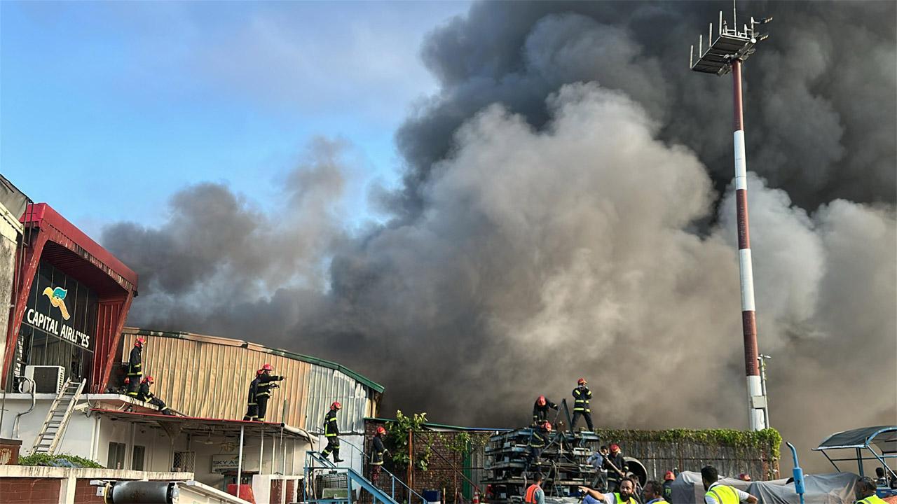 শাহজালাল আন্তর্জাতিক বিমানবন্দরের কার্গো ভিলেজে ভয়াবহ আগুন